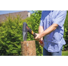 Man hakt hout met een kloofbijl van het merk for_q.