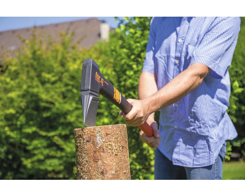 Man hakt hout met een kloofbijl van het merk for_q.