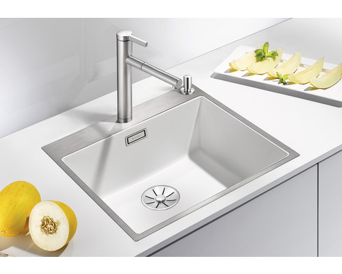 Spoelbak met kraan en meloen op een keukenblad