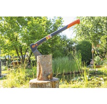 Bijl in boomstam in de tuin