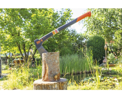 Bijl in boomstam in de tuin