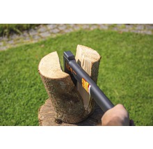 Houtklover in gebruik voor het kloven van een houtblok