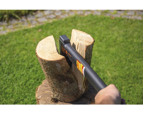 Houtklover in gebruik voor het kloven van een houtblok