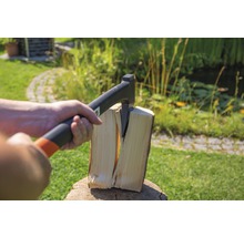 Houtklover in gebruik voor het kloven van hout in de tuin.