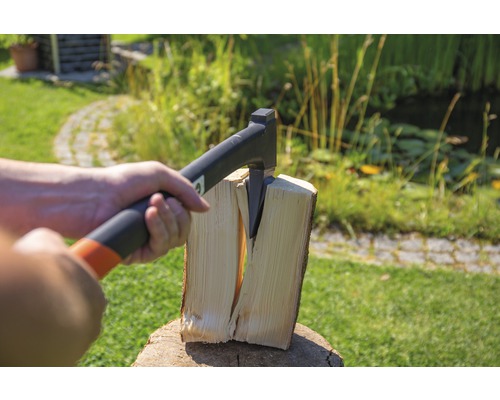 Houtklover in gebruik voor het kloven van hout in de tuin.