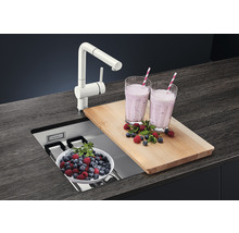 Keuken spoelbak met kraan, snijplank en smoothies