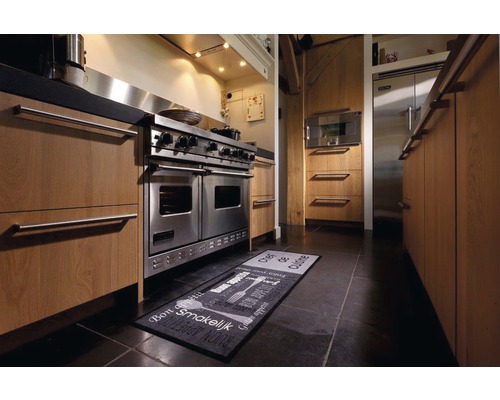 Keukenscène met roestvrijstalen fornuis, keukenkasten en keukentapijt