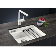 Spoelbak met afdruiprek en kraan op een werkblad