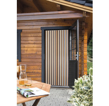 Lamellen vliegengordijn voor een open houten deur van een tuinhuis.