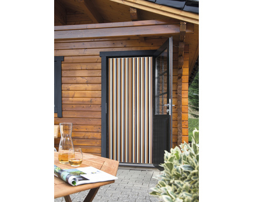 Lamellen vliegengordijn voor een open houten deur van een tuinhuis.