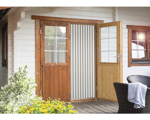 Houten tuinhuis met openstaande deur en insectenbescherming