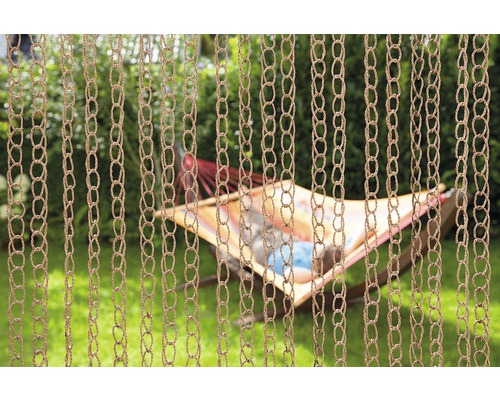 Decoratieve gordijnketting in de tuin met ontspannende persoon in hangmat