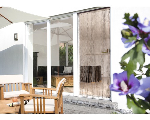 Terras met houten meubels en insectenwerend gordijn