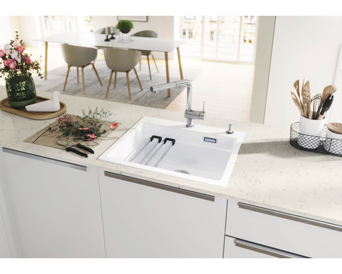 Keuken spoelbak met afdruiprek en kraan in een lichte keuken