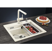 Keukenspoelbak met afdruipbak, kraan en aardbeien