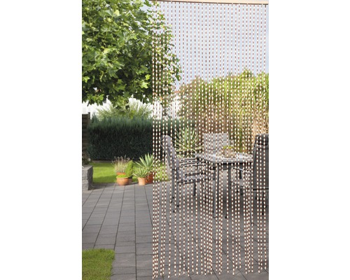 Decoratief kralengordijn buiten met tafel en stoelen