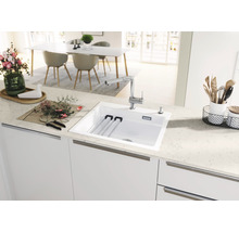 Keukenspoelbak met afdruiprek en eenhendelmengkraan in een lichte keuken.
