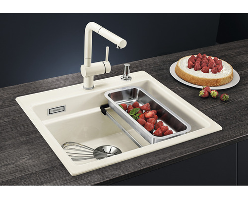 Spoelbak met kraan, afdruipbak, garde en aardbeientaart