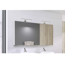 Badkamer met spiegelkast, verlichting en wastafels