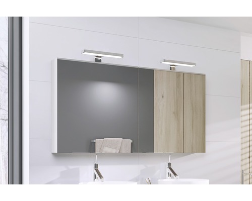 Badkamer met spiegelkast, verlichting en wastafels