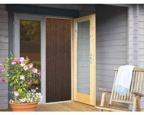 Scène met houten deur, vliegengordijn, houten stoel en potplant voor een houten huis