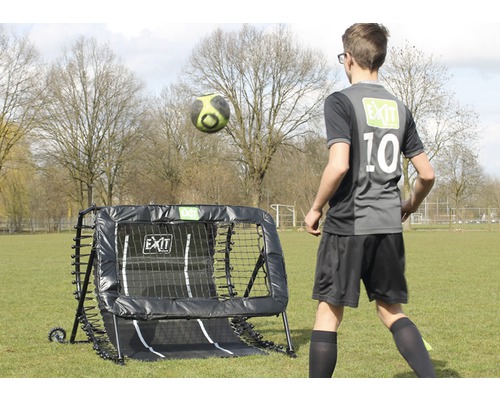 Een jongere voetbalt met een EXIT voetbalrebounder.