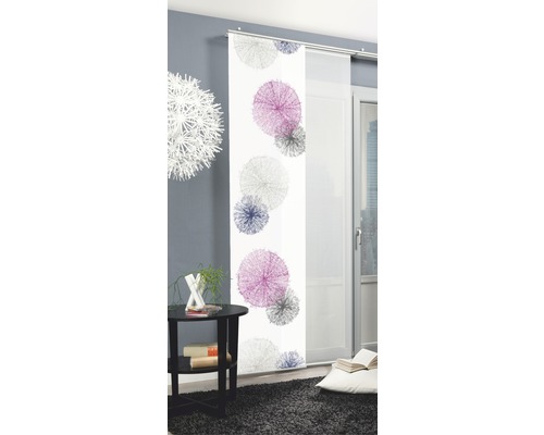 Decoratief schuifgordijn met abstract patroon in de woonkamer.