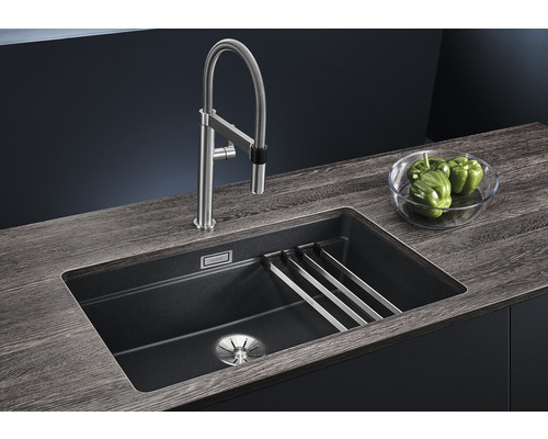 Spoelbak van graniet met kraan op een aanrecht