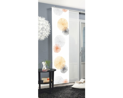 Decoratief schuifgordijn met abstract stippenpatroon in de woonkamer.