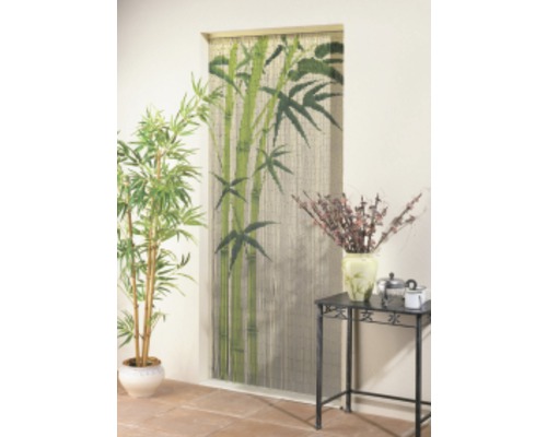 Decoratieve deur met bamboemotief, vergezeld van een potplant en een bijzettafel met bloemen