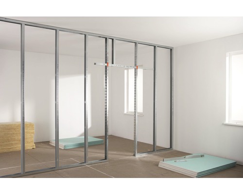 Ruimte met metalen frame voor gipsplaten, isolatiewol en gipsplaten