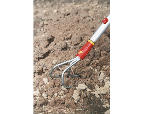 Wolf Garten Logo. Drietandige grondbewerker in de aarde.