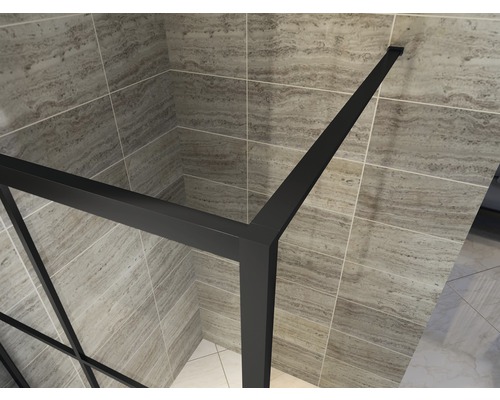 Detailopname van een douchecabine met zwart frame en een tegelwand op de achtergrond