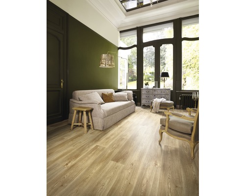 Lichte woonkamer met bank, stoel en houten vloer