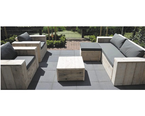 Houten tuinmeubelset met zitkussens op een terras