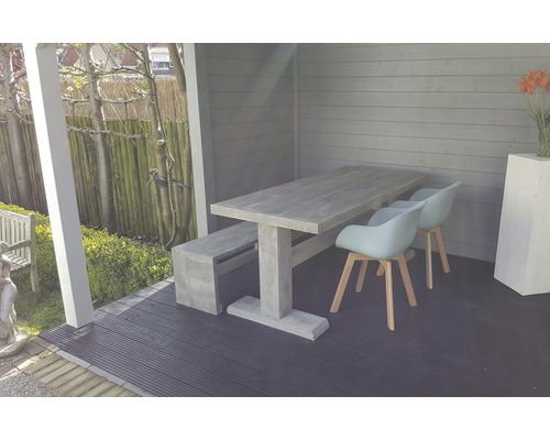 Eethoek buiten met houten tafel, bank en stoelen