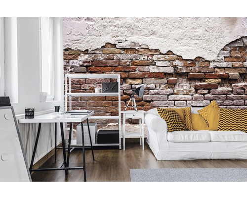 Decoratieve woonkamer met bakstenen behang, rek, bureau en bank