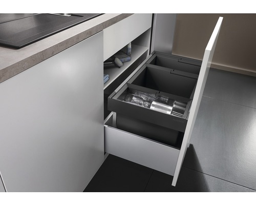 Open keukenkast met afvalscheidingssysteem en lade