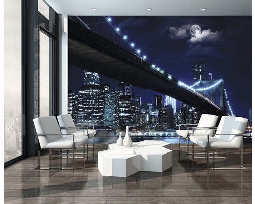 Lichte woonkamer met fotobehang New Yorkse skyline bij nacht