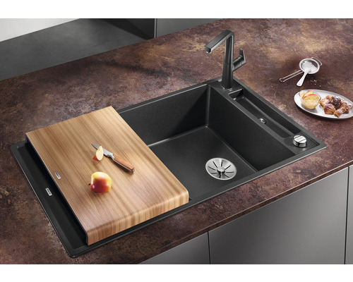 Granieten aanrechtbak met snijplank, kraan en appel
