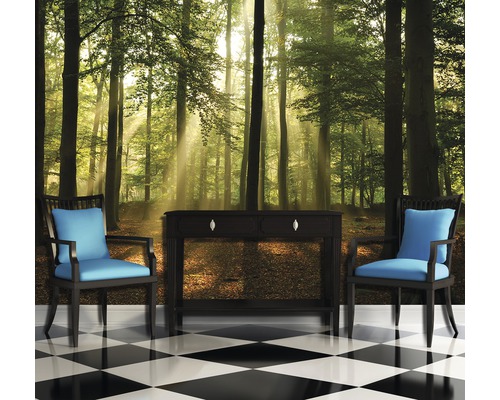 Decoratief interieur met bosbehang, console en stoelen op een schaakbordvloer