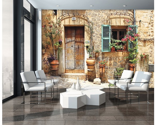 Woonkamer met fotobehang dat een mediterrane gevel met deur en raam toont