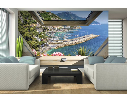 Woonkamer met fotobehang dat een blik op een kustplaats en een haven door een raam toont