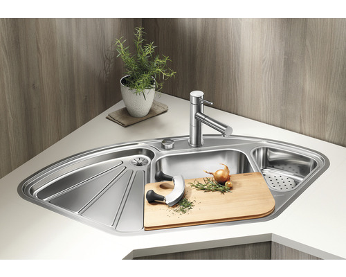 Hoekspoelbak met afdruiprek, keukenkraan, snijplank en kruidenmes