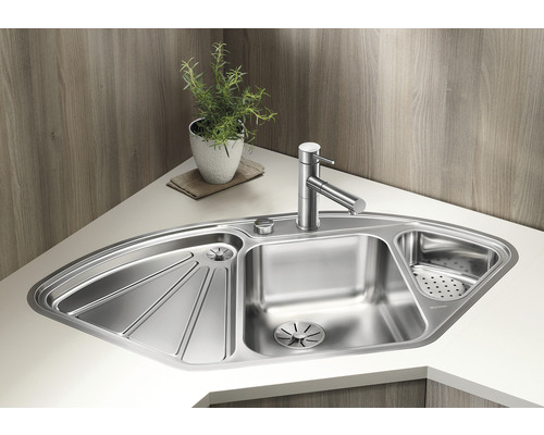 Hoekspoelbak van roestvrij staal met afdruiprek en kraan op een licht aanrechtblad