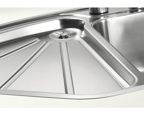 Detailaanzicht van een roestvrijstalen spoelbak met afvoergarnituur