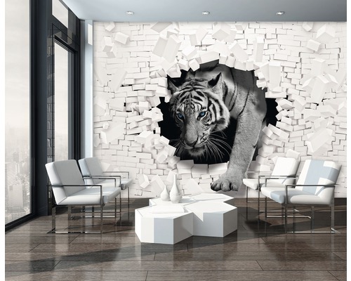 Woonkamer met een fotobehang waarop een witte tijger te zien is die door een muur van witte bakstenen breekt.