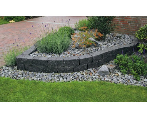 Tuinontwerp met granietpalissaden en stenen