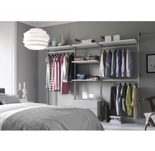 Slaapkamer met inloopkast van metaal en houten vloeren, plus kleding aan hangers