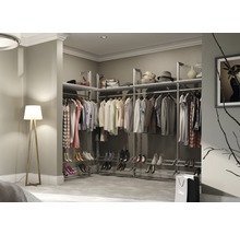 Inloopkast met kleding, schoenen en accessoires in een modern ontwerp.